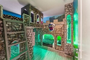 8 bedrooms, desk, iron/ironing board, travel crib