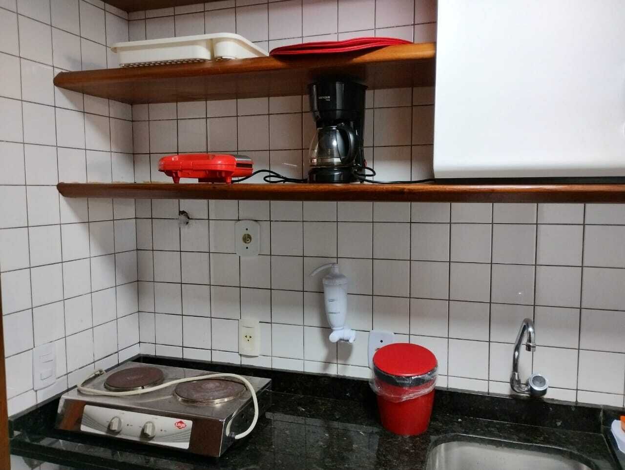 Geladeira, micro-ondas, cooktop, cafeteira/chaleira