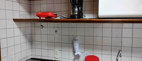 Geladeira, micro-ondas, cooktop, cafeteira/chaleira