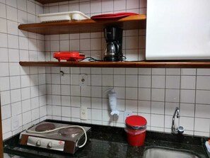 Geladeira, micro-ondas, cooktop, cafeteira/chaleira