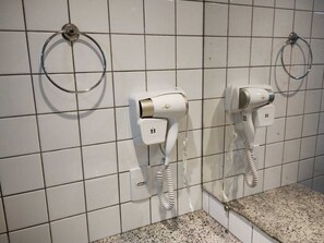 Een haardroger, handdoeken, toiletpapier