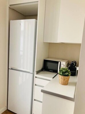 Kjøleskap, mikrobølgeovn, ovn og kokeplater