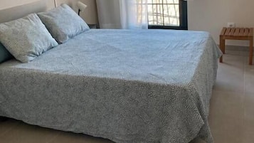 3 slaapkamers, een strijkplank/strijkijzer, reisbedje, wifi