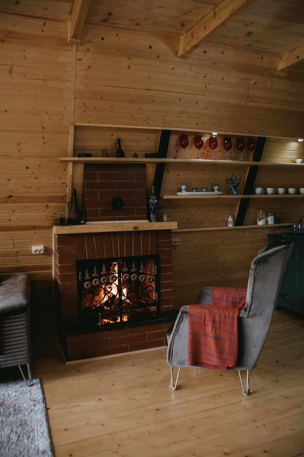 Comfort-Ferienhaus, Balkon, Seeblick | Wohnbereich | Computerbildschirme