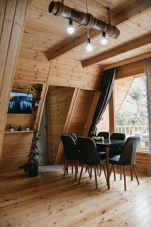 Comfort Cottage, Balcony, Lake View | Living area | Computer monitors