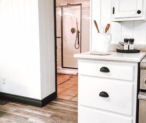 Sèche-cheveux, serviettes fournies