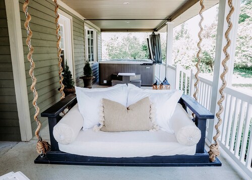 Luxury Farmhouse with Hot Tub on Vineyard