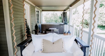 Luxury Farmhouse with Hot Tub on Vineyard