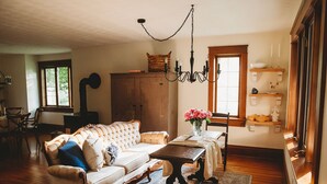 Living area - Vintage Farmhouse with Hot Tub on Vineyard (Norfolk County)