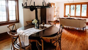 Dining - Vintage Farmhouse with Hot Tub on Vineyard (Norfolk County)
