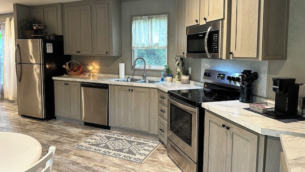 Private kitchen - Modern 2-bdrm/2-bath mobile home, near Wildcat ATV Park, riders welcome! Wi-Fi! (Livingston)