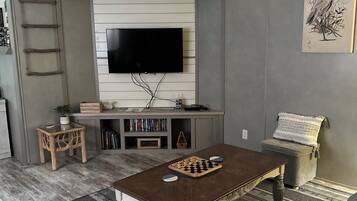 Smart TV, DVD player, livros