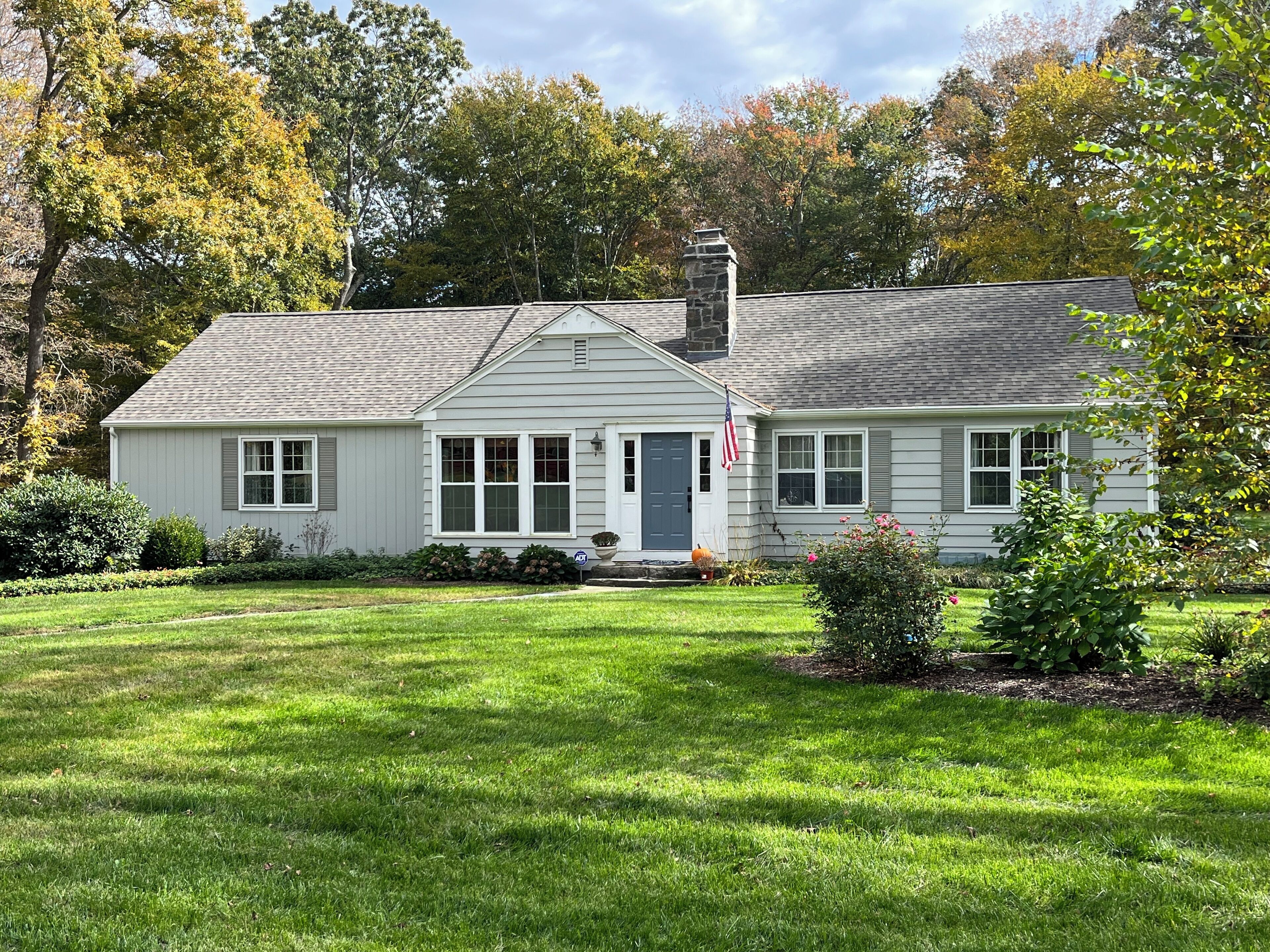 Lovely 3-bedroom home in Madison close to downtown and beaches. 