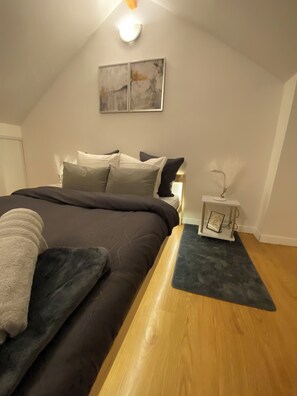 1 bedroom, desk, WiFi, bed sheets