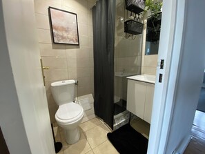 Douche, sĂšche-cheveux, serviettes fournies, savon