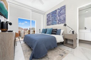 3 habitaciones, tabla de planchar con plancha, wifi y ropa de cama 