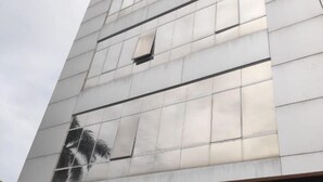 Ein modernes Gebäude mit einer reflektierenden Fassade und einem sichtbaren Fenster.