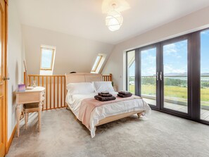3 bedrooms, WiFi (free), bed sheets