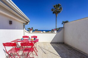 Outdoor dining - Villa Divina by Villa Plus (Fontane Bianche)