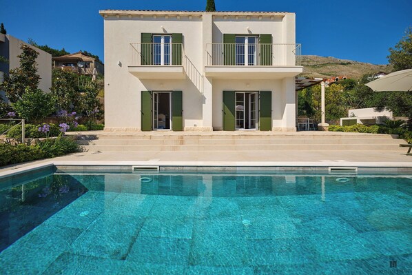 Unclassified image, 1 of 50, button