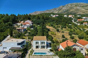 Unclassified image, 2 of 50, button