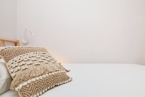 5 bedrooms, iron/ironing board, bed sheets