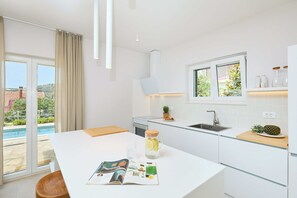 Kylskåp, ugn, spishäll och diskmaskin