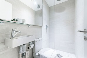 Hair dryer, towels - The Knaresborough- Chic Lower Ground Double Studio (London)