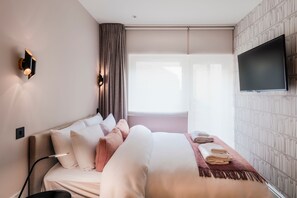 1 bedroom, iron/ironing board, WiFi, bed sheets - The Knaresborough- Chic Lower Ground Double Studio (London)