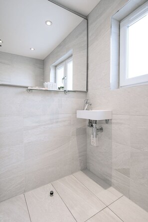 Secador de cabelo, toalhas de banho