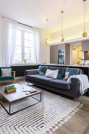 Smart-tv, pejs, bøger, stereoanlæg