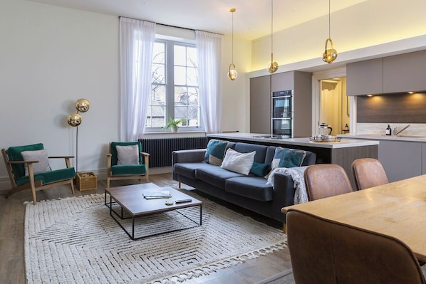 Smart TV, fireplace, books, stereo