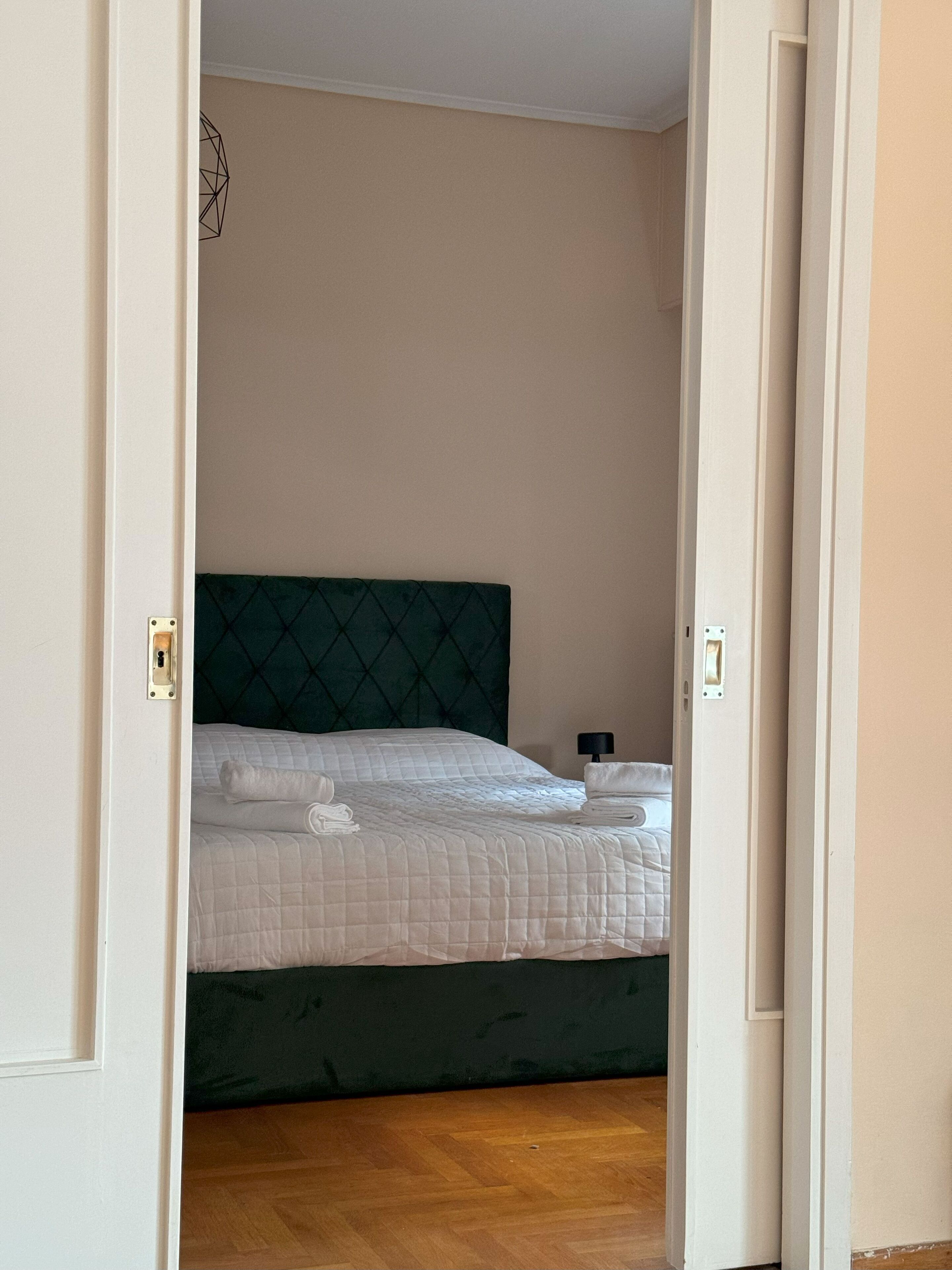 2 عدّة غرف نوم ومكواة/لوح كي وواي فاي وملاءات أسرّة