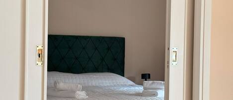 2 عدّة غرف نوم ومكواة/لوح كي وواي فاي وملاءات أسرّة