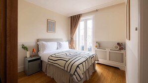 Ein Schlafzimmer mit Bett, Nachttisch und Heizkörper.