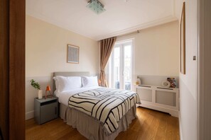 1 habitación, tabla de planchar con plancha, wifi y ropa de cama 