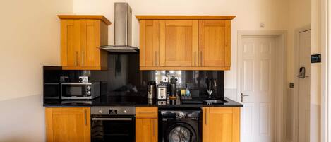 Frigorifero, microonde, forno, piano cottura