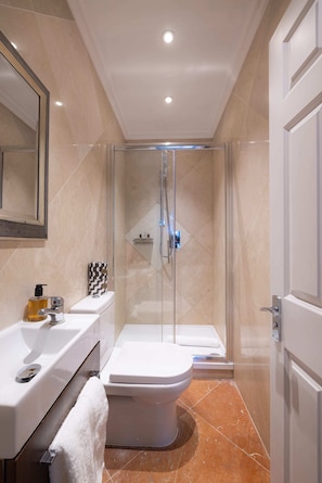Hair dryer, towels - The Courtfield - Deluxe Studio in Kensington (London)