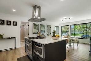 Microwave, oven, dishwasher - Beautiful New Remodel Ranch (Denver)