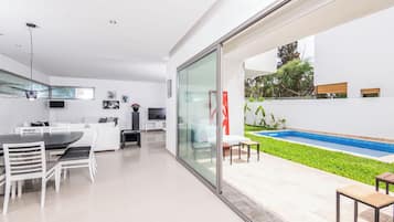 8 outdoor pools