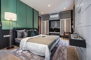 4 bedrooms, desk, WiFi, bed sheets - Mount Everest 9: Luxurious Villa Close to Walking Street & Beaches (Muang Pattaya)