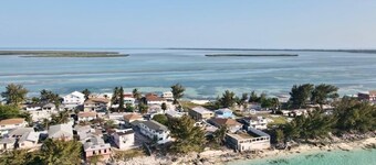 Cozy 2-bedroom apartment in delightful Bimini with WiFi, AC