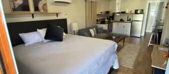 Cheerful cabin with KING bed and WiFi, AC in charming Plainview