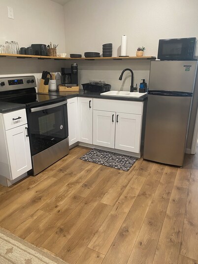 Cheerful cabin with KING bed and WiFi, AC in charming Plainview