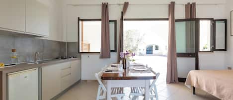 Fridge, cookware/dishes/utensils