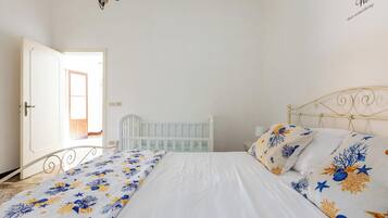 3 habitaciones y tabla de planchar con plancha