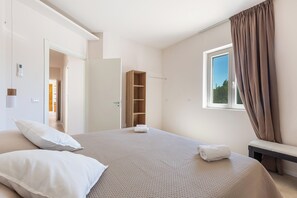 4 chambres, fer et planche à repasser, Wi-Fi, draps fournis