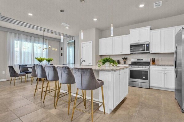 Kjøleskap, mikrobølgeovn, ovn og kokeplater