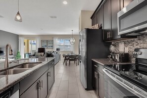 Kylskåp, mikrovågsugn, ugn och spishäll