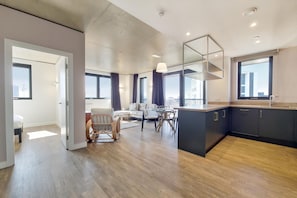 Apartamento, 3 habitaciones | Zona de estar | Televisión de pantalla plana de 50 pulgadas con canales digitales